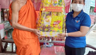 Thăm, tặng quà Chùa và đồng bào người dân tộc Khmer nhân dịp Tết cổ truyền Chôl Chnăm Thmây năm 2022 huyện Cầu Kè